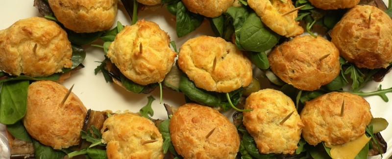Profiteroly- salátek, grilovaný lilek a česneková pomazánka Profiteroly- salátek, grilovaný lilek a česneková pomazánka