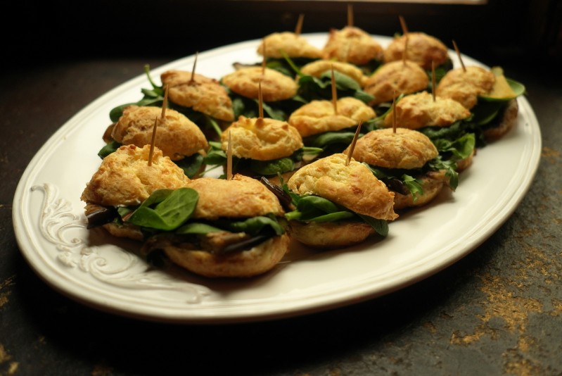 Profiteroly- salátek, grilovaný lilek a česneková pomazánka Profiteroly- salátek, grilovaný lilek a česneková pomazánka