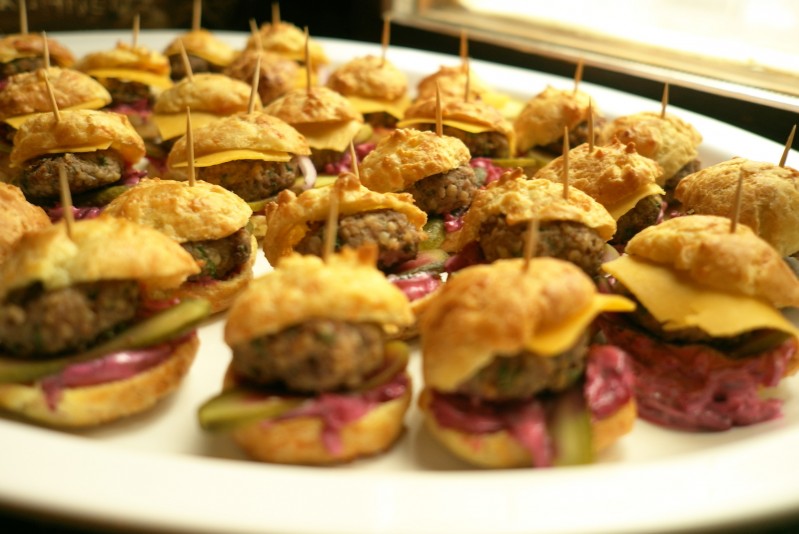 Profiteroly - pečená řepa, karbanátek, okurka, čedar Profiteroly - pečená řepa, karbanátek, okurka, čedar