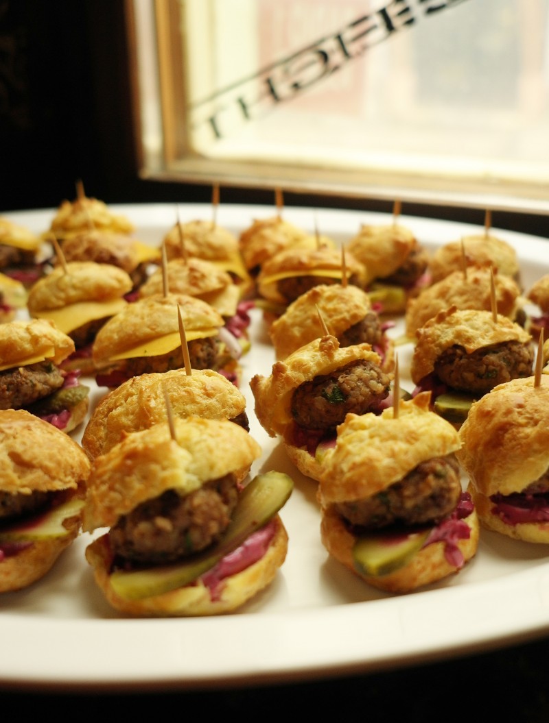 Profiteroly - pečená řepa, karbanátek, okurka, čedar Profiteroly - pečená řepa, karbanátek, okurka, čedar