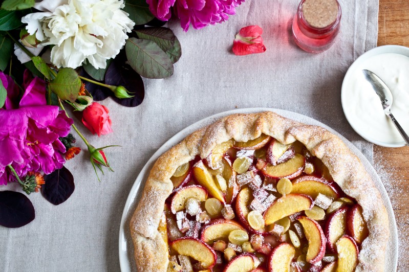 Křehký letní ovocný koláč - Galette Křehký letní ovocný koláč - Galette