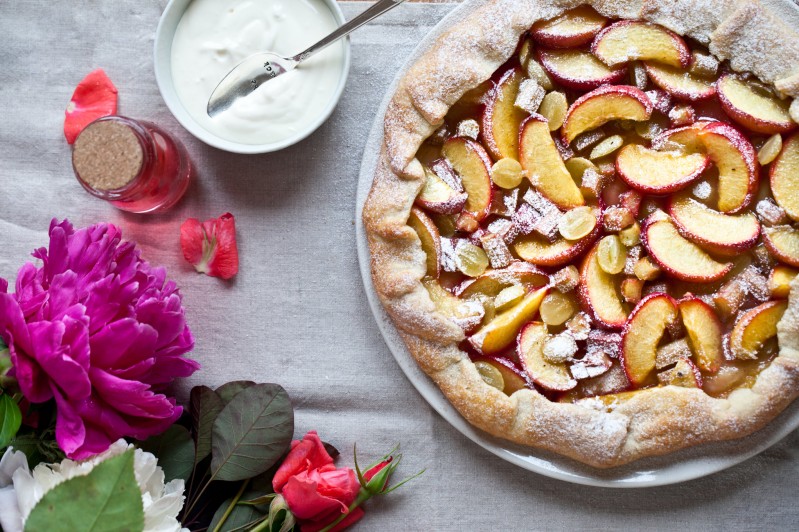 Křehký letní ovocný koláč - Galette Křehký letní ovocný koláč - Galette